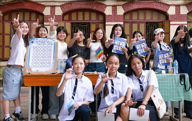 Giới thiệu về các câu lạc bộ văn thể mỹ...của nhà trường để học sinh tìm thấy một niềm đam mê mới, những người bạn đồng hành tuyệt vời và một thanh xuân thật rực rỡ. Ảnh: Thanh Tùng - TTXVN